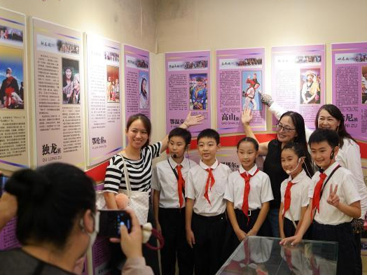 穿旗装、学满语 台湾少数民族同胞领略满族民俗