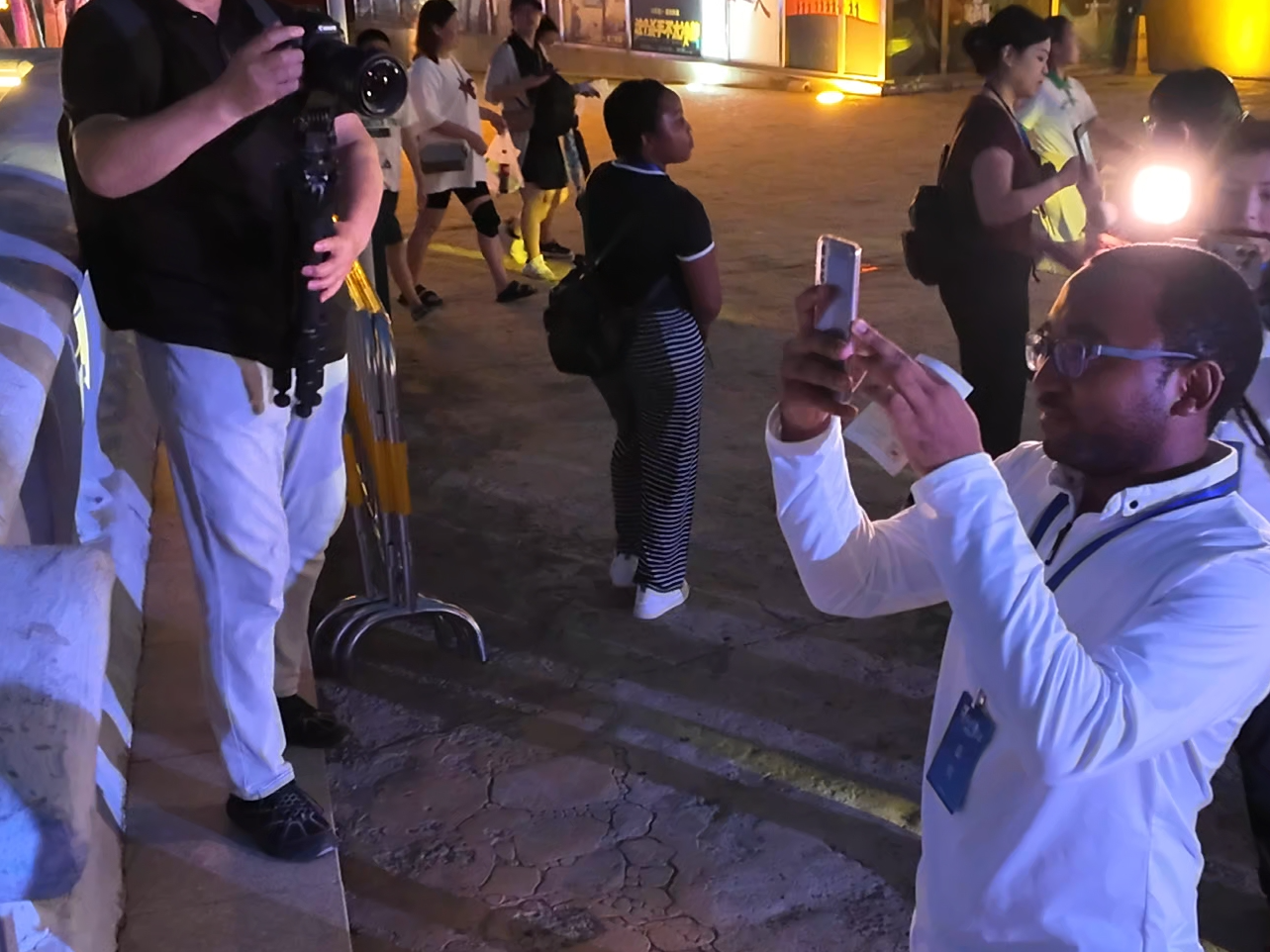 外国青年的学霸秘笈：唱中国歌看中国电影交中国朋友