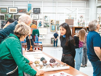 在荷兰，讲述紫砂壶的故事