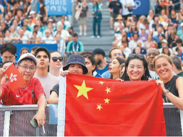 “中国红”闪耀 中国人自豪