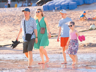 三亚“圈粉”外国游客（火热入境游 美好中华行）