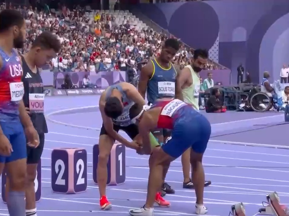 是对手，更是朋友！巴黎残奥会比赛现场这一幕让人动容