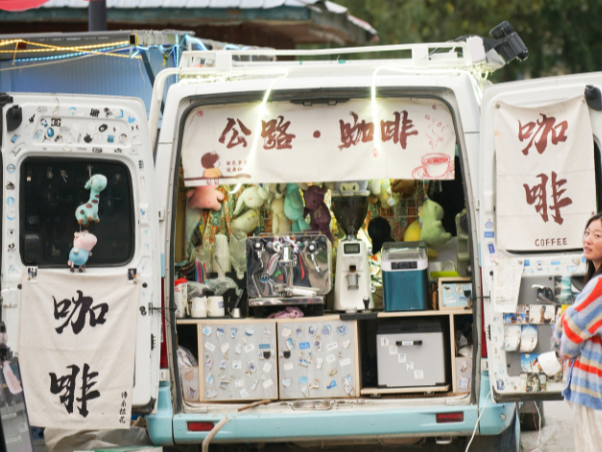 西藏林芝：南迦巴瓦“夜”繁荣 兴边富民同守护