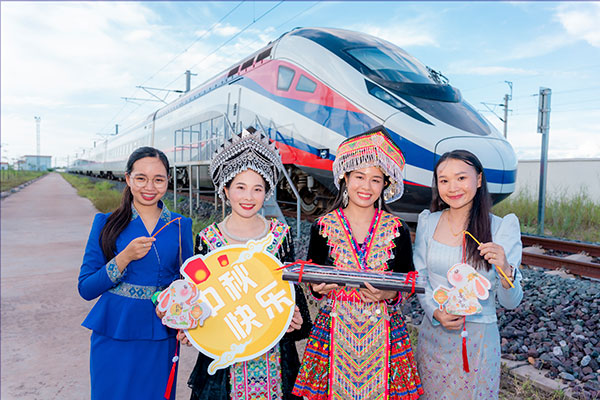 中老铁路两国员工共同举办中秋文化活动