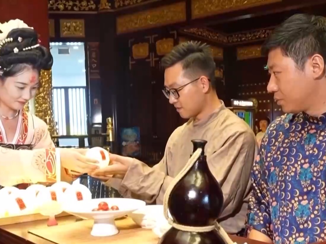 着汉服赴唐宫秋宴、跟着“悟空”赏悬塑绝唱！中秋消费刮起“国潮”风