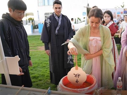 明月高悬照亮沟通桥梁 外国友人侨乡青田感受中秋浪漫