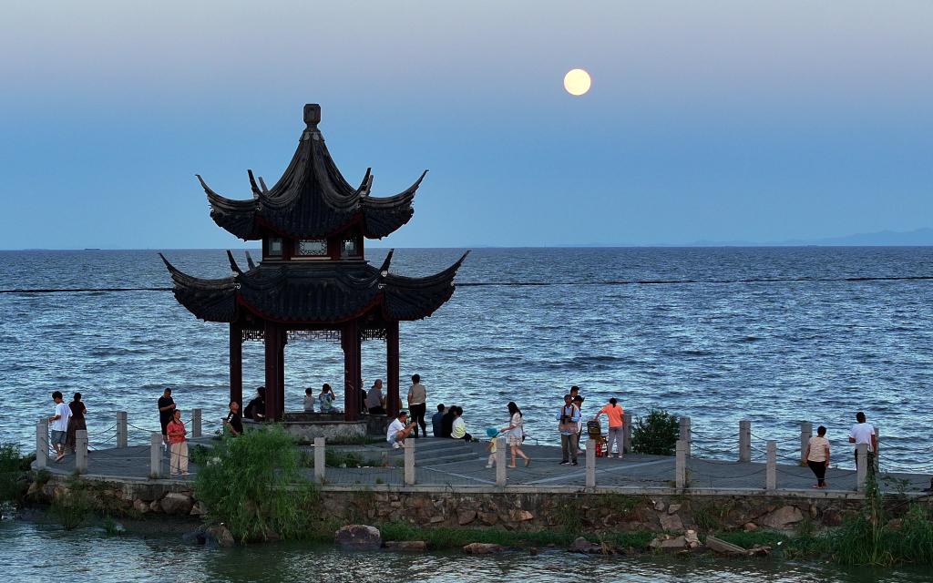 海外网评：“金九银十”撬动消费市场回暖向好