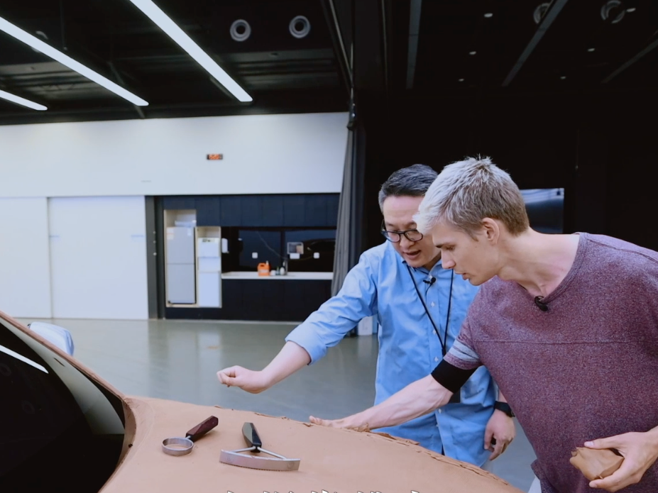 读懂中国——欧洲青年体验中国式现代化丨前进！新能源汽车