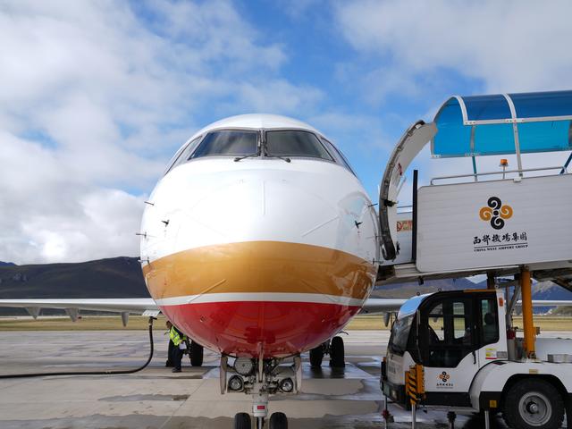 国产商用飞机ARJ21进行“环青藏高原”飞行