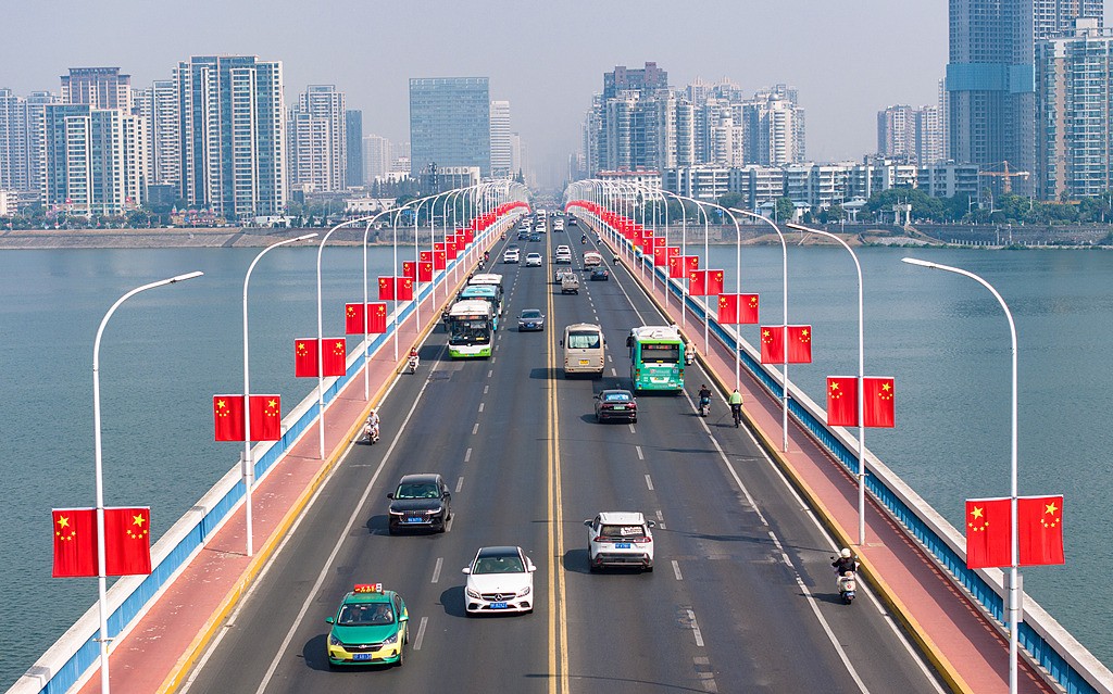 湖北襄阳：长虹大桥上整齐悬挂五星红旗