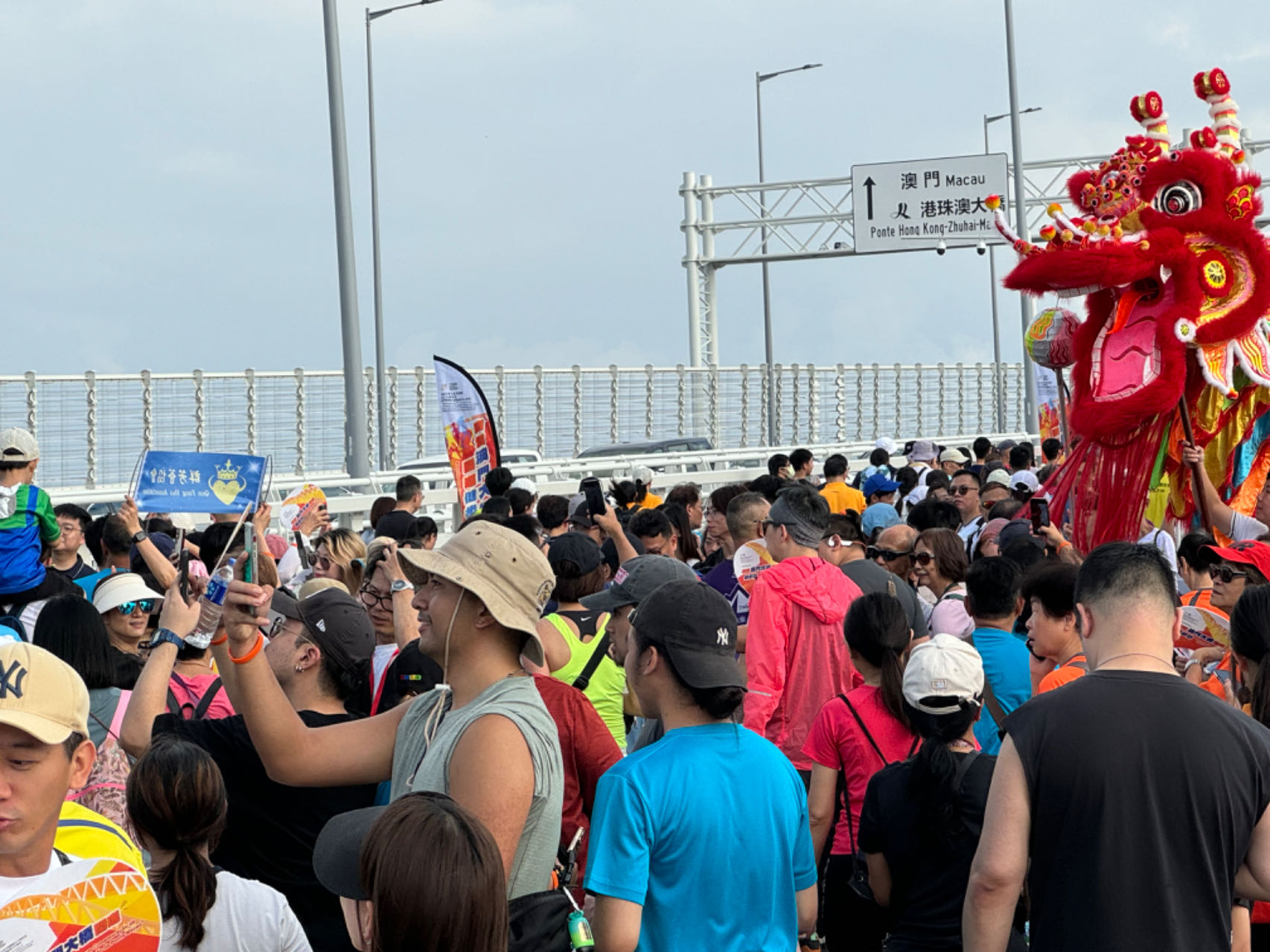 2.1万名市民踊跃参与“齐贺澳门大桥开通健步行”