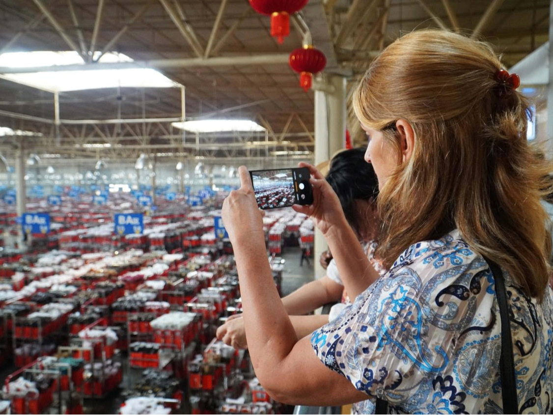 万千气象绘“春城”