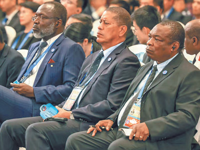 携手迈向持久和平、普遍安全的共同未来