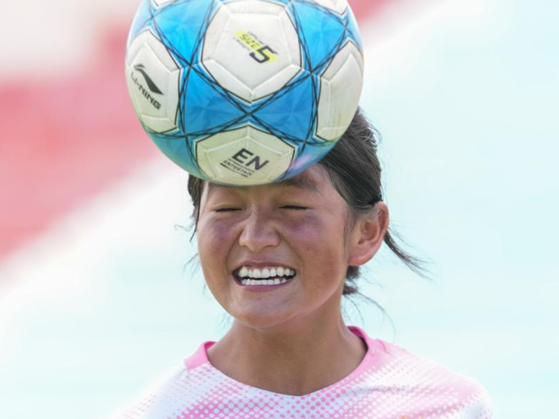 珠峰脚下，藏族女孩的校园足球梦