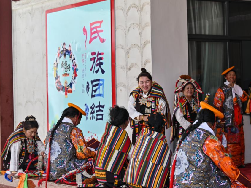 雪域高原焕新貌：“石榴籽家园”飘荡幸福歌声