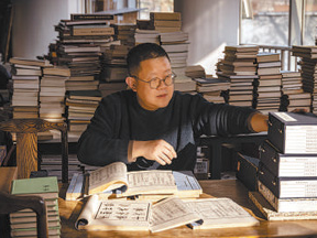 旧书店里觅时光（新时代画卷）