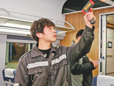 冬夜里，他们为动车驱寒保暖（追梦路上）