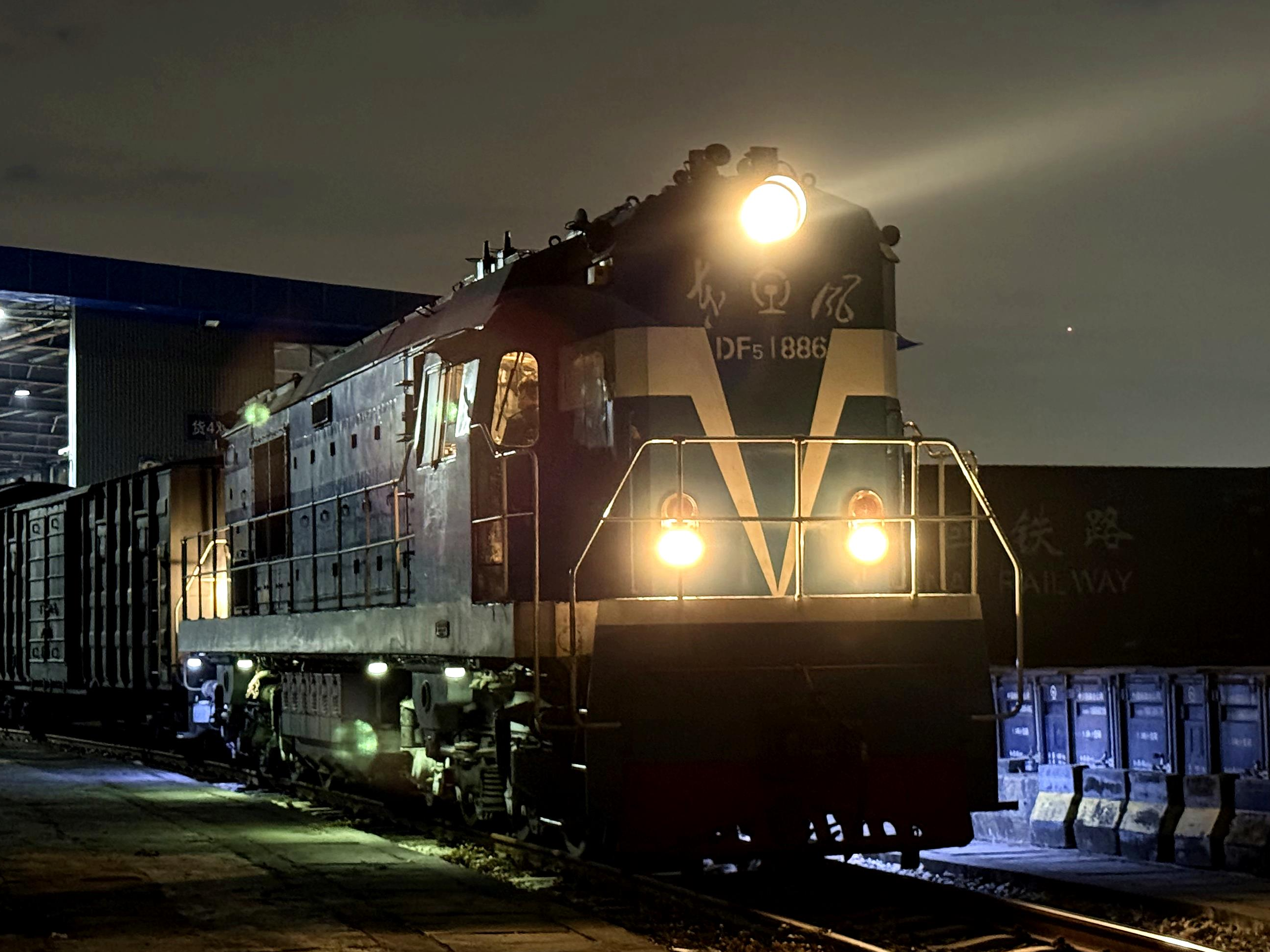 “粤地年货”已发出 大湾区援疆年货班列运输货物突破3万吨