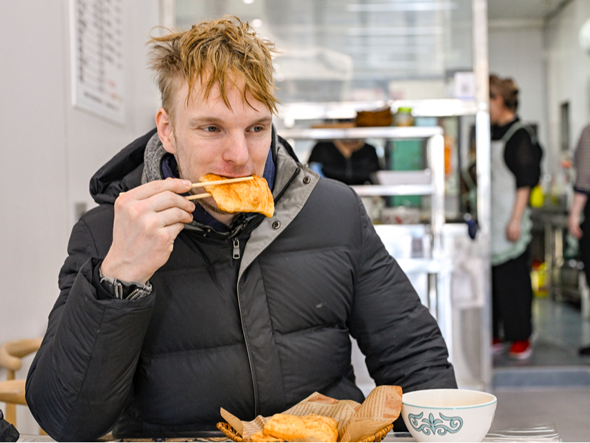 冰雪春天丨荷兰小哥阿勒泰的第一个清晨，竟然被它香迷糊了!