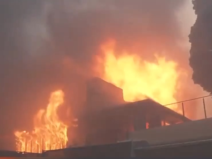 15万人怒而请愿！消防员失踪 市长缺位 洛杉矶山火失控谁来担责？