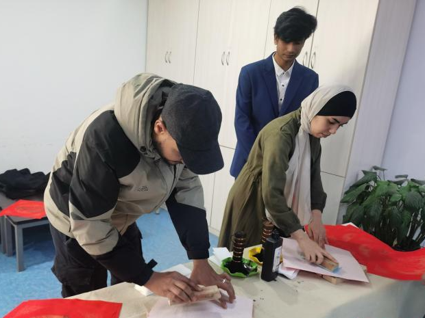 留学生博物院里体验中国文化：观文物、投壶、木版年画拓印