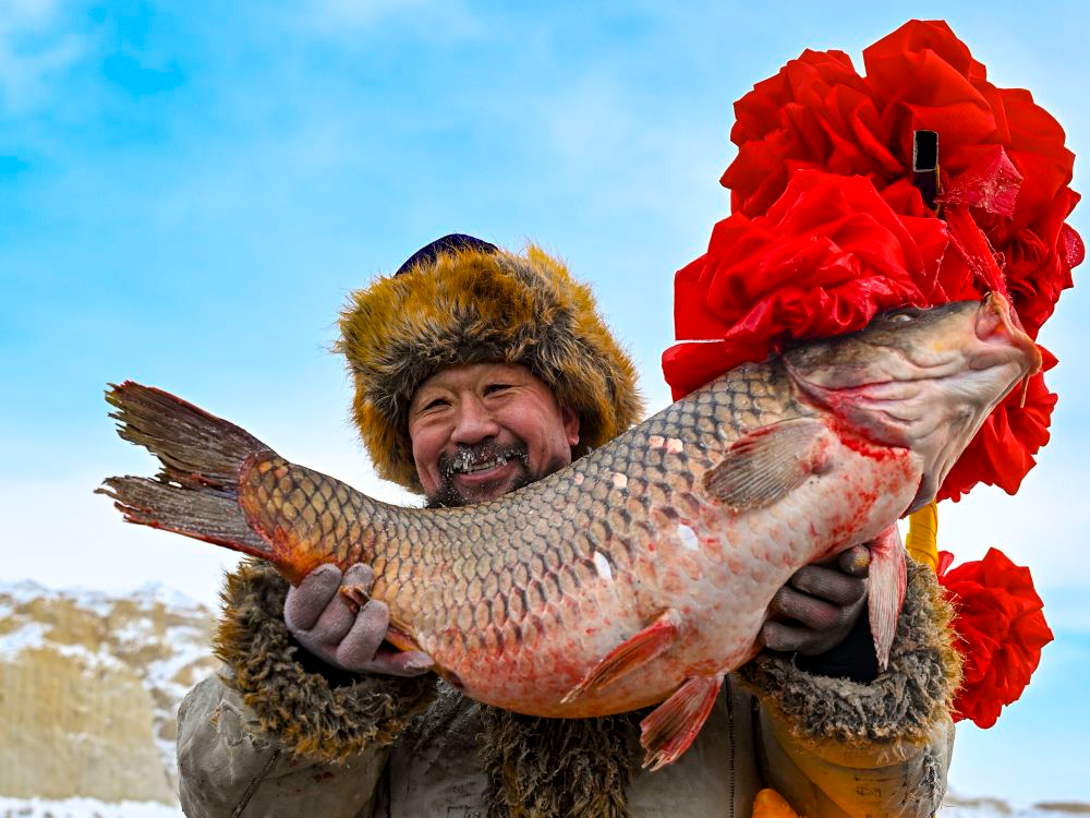 新疆乌伦古湖冬捕开始