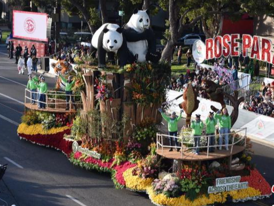 “大熊猫”亮相第136届玫瑰花车游行
