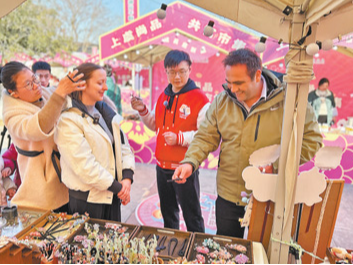 我给外国友人说春节（民生一线·身边的增收故事）