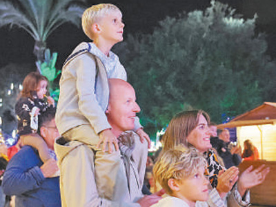 “中国彩灯把城市装点得更美丽”