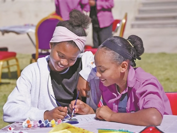 助力双方交往 搭建友谊桥梁（新时代中非合作）