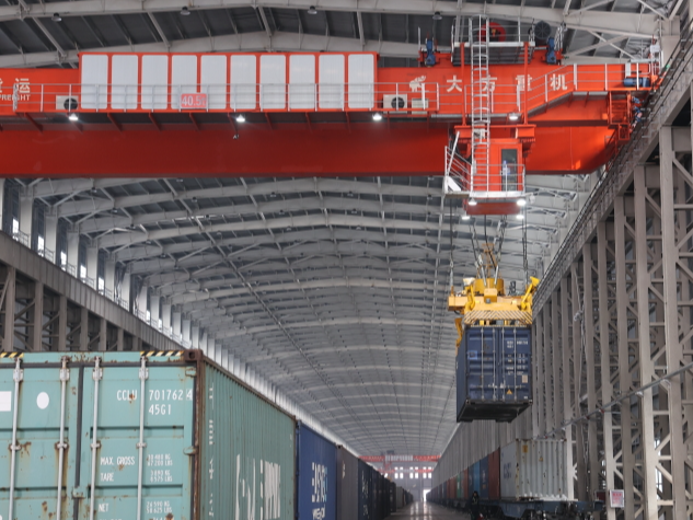 新春走基层丨我在阿拉山口看中欧班列“换鞋”