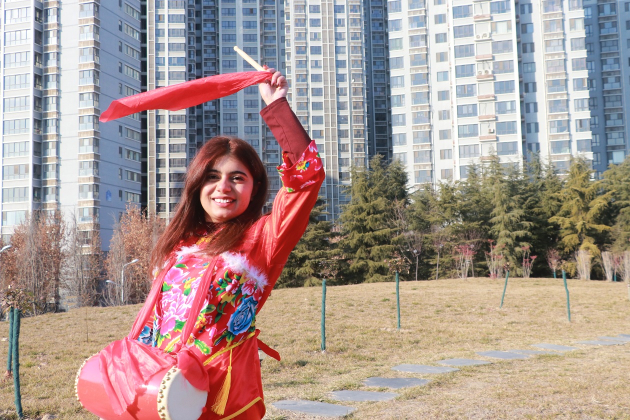 “洋学生”中国说｜“鼓”舞人心！巴基斯坦小姐姐打起腰鼓欢度春节