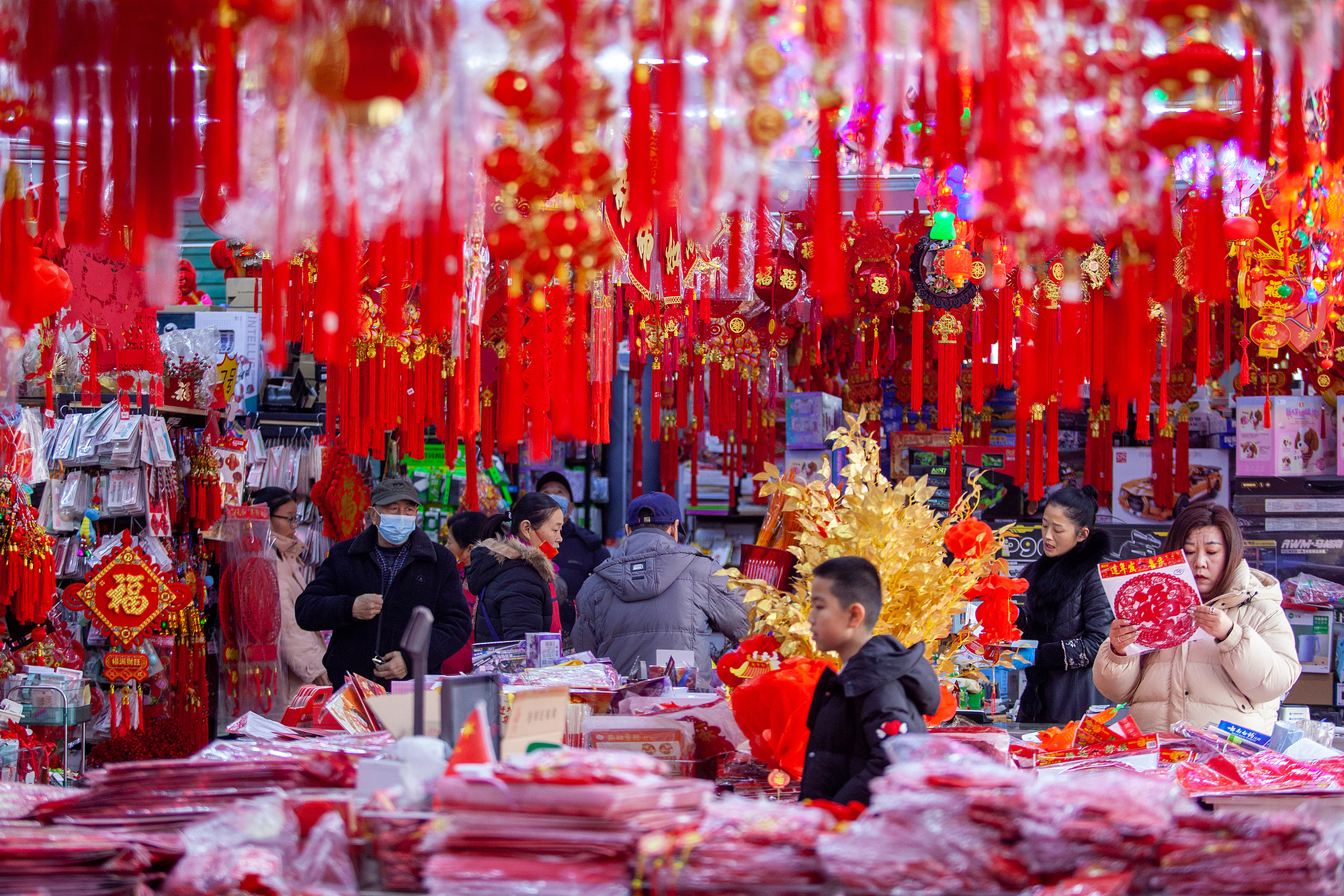 央广财评|融汇传统与“新”意 年货经济带动节前消费市场供需两旺