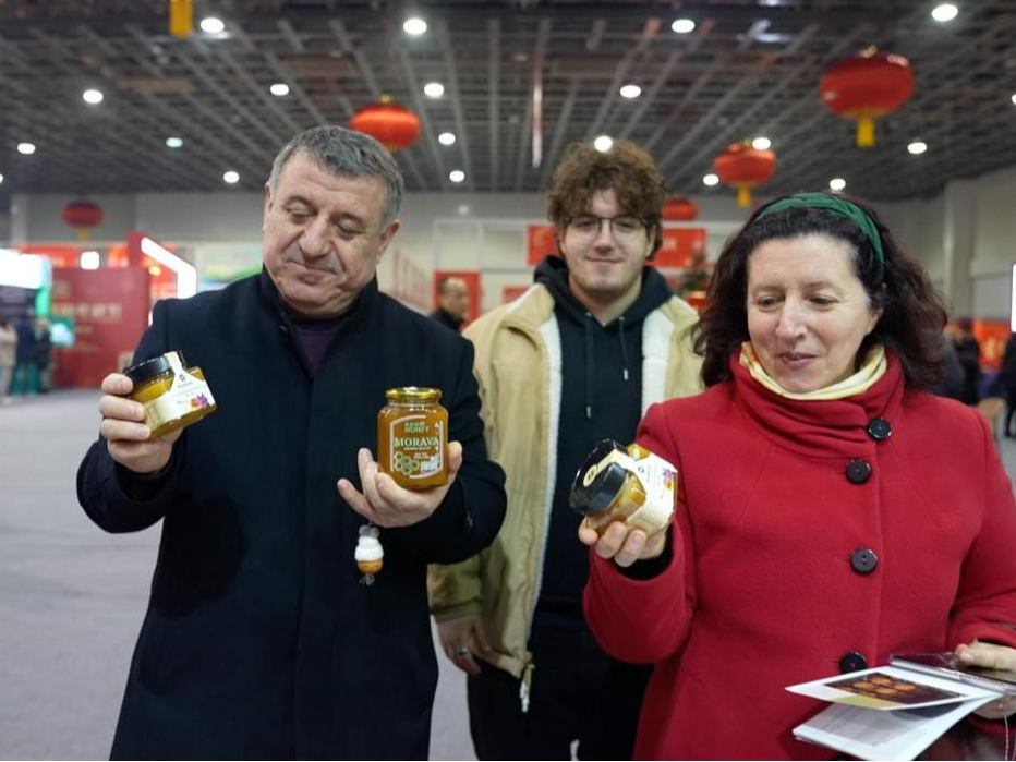 满满的“年味儿” 驻华使节们也来打卡年货节啦