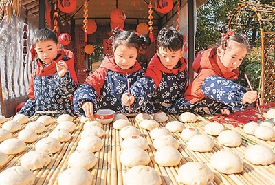 制作馒头（侨乡新貌）