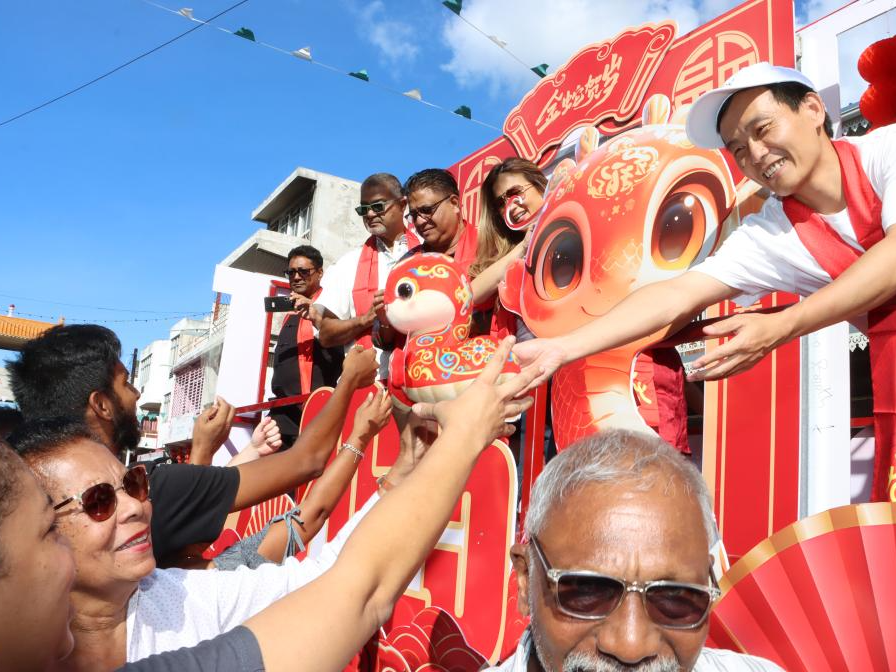 特写丨南半球岛国盛夏中的春节花车巡游