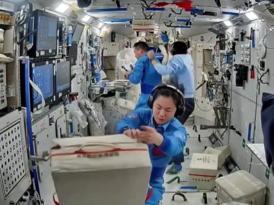 “太空出差”满三个月 神舟十九号航天员的生活忙碌而快乐