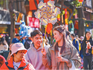 河山锦绣中国红 星光万家春意浓