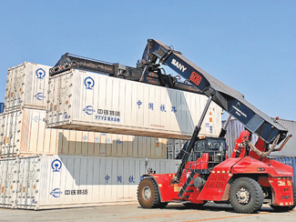 中老铁路上的“年货”守护人（共建“一带一路”·第一现场）