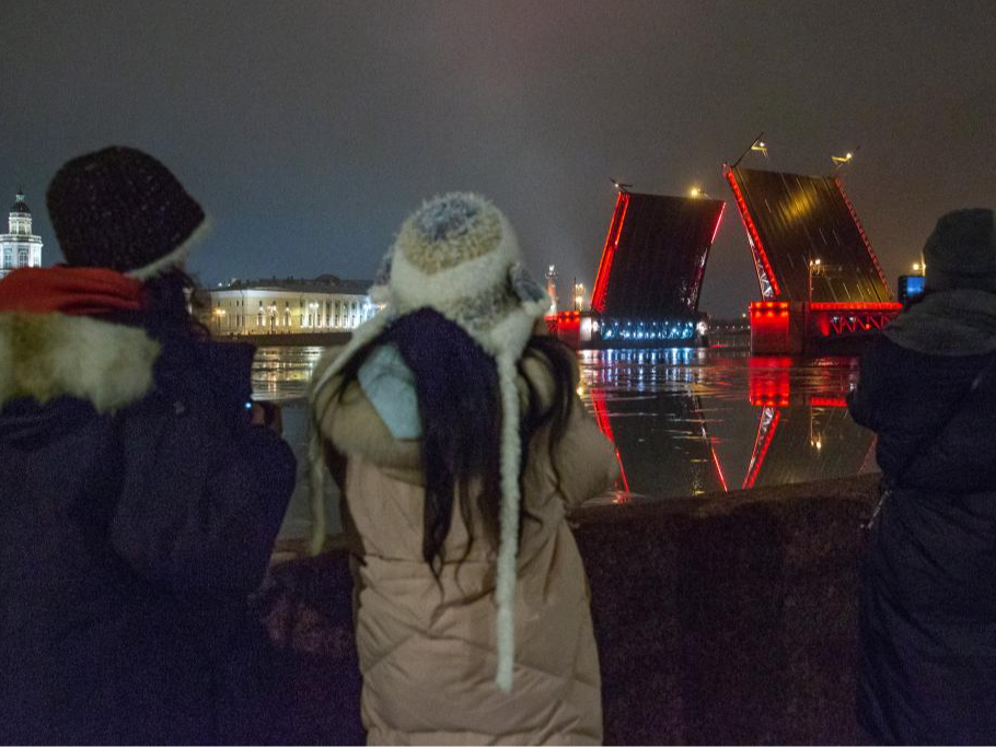 “特别的爱送给中国朋友”——俄罗斯圣彼得堡首次开桥庆春节