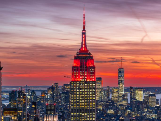 多国地标除夕夜亮起“中国红”庆祝春节