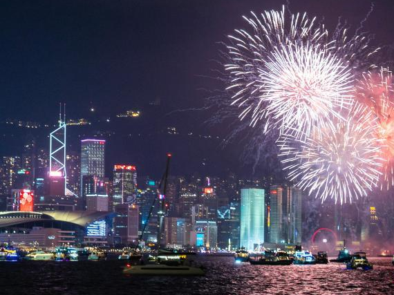 （新春见闻）维港夜放花千树 “熊猫”“灵蛇”贺新春