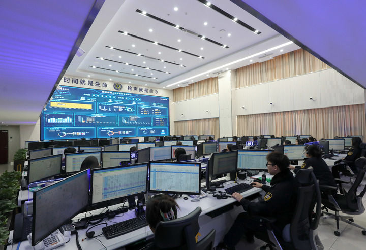 新春走基层｜8秒应答！他们用电话线接起城市生命线