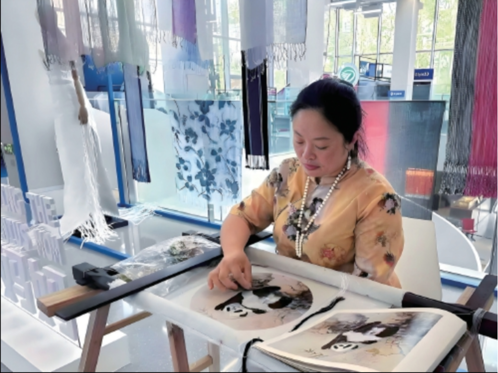 文化中国行 | 蜀绣非遗传承人陈红英——蜀绣“绣”出多彩人生