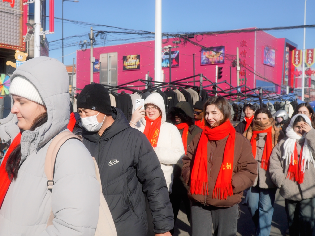 津彩过大年 | 国际青年赶乡村大集 这个非遗春节收获多多