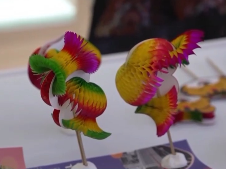 上海迎今年首艘访问港邮轮 多国游客开启Citywalk