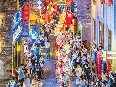 消费市场人气旺亮点多（锐财经）