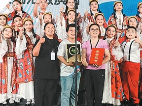 天山南北 文启新篇（砥砺奋进七十载 天山南北谱华章）