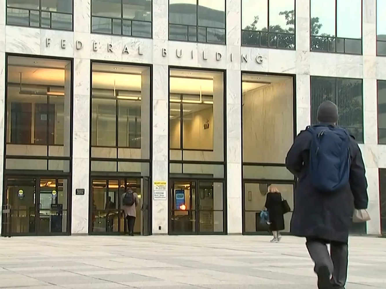 公共服务陷入混乱 多部门继续裁员 美政府或走向史上最长“停摆”