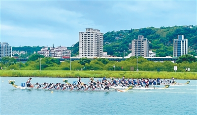 龙舟竞渡，两岸好手演绎“速度与激情”